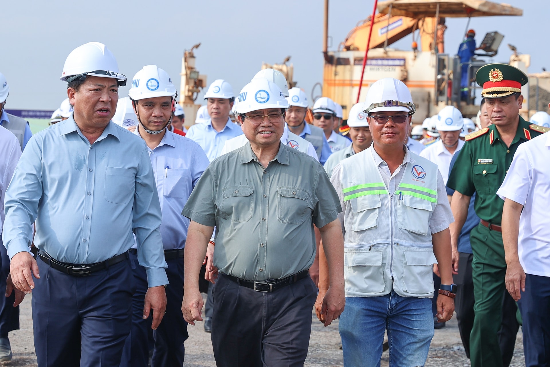 Thủ tướng lần thứ 8 kiểm tra sân bay Long Thành, yêu cầu cơ bản hoàn thành vào 19/12/2025- Ảnh 1.