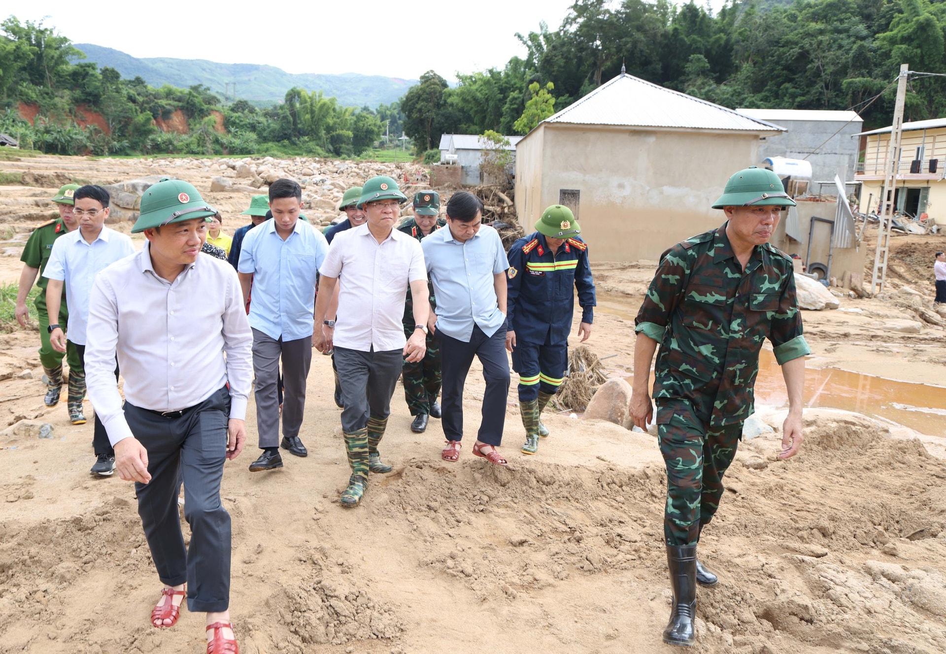 Phó Thủ tướng Lê Thành Long thăm hỏi người dân vùng mưa lũ Sơn La- Ảnh 2.