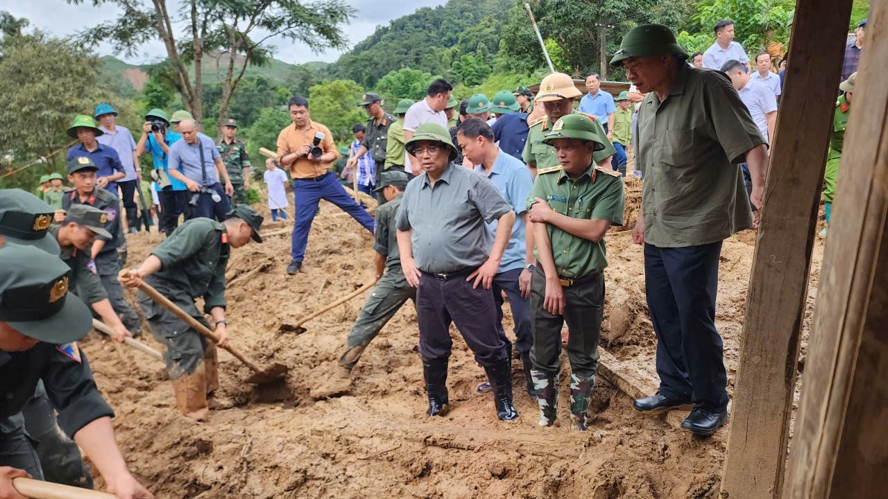 Thủ tướng tới Điện Biên, thăm hỏi người dân, chỉ đạo khắc phục hậu quả thiên tai nặng nề- Ảnh 5.