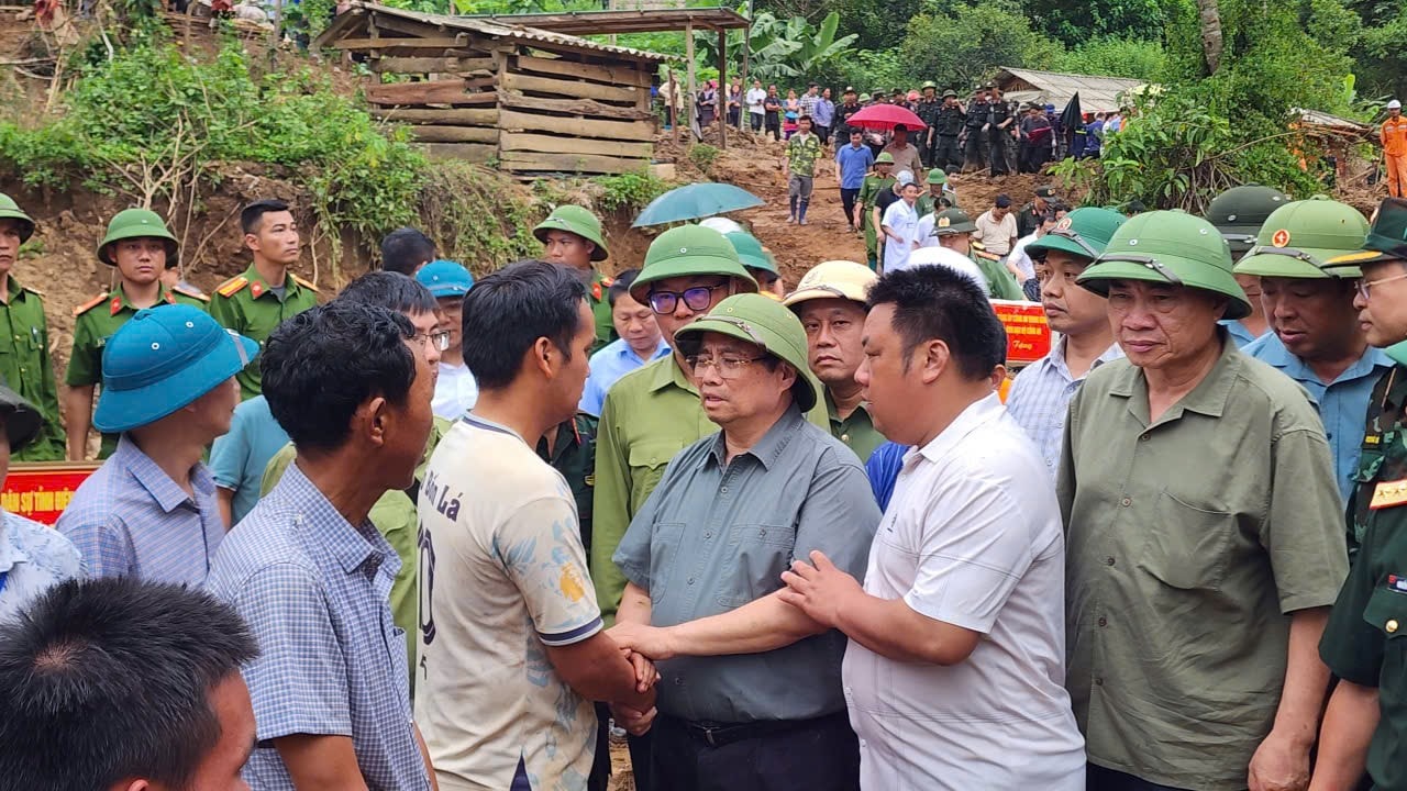 Thủ tướng tới Điện Biên, thăm hỏi người dân, chỉ đạo khắc phục hậu quả thiên tai nặng nề- Ảnh 6.
