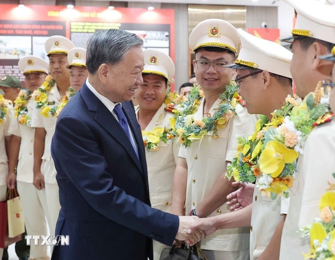 ttxvn-tong-bi-thu-to-lam-dien-hinh-tien-tien-du-dai-hoi-thi-dua-vi-an-ninh-to-quoc-04-2.jpg