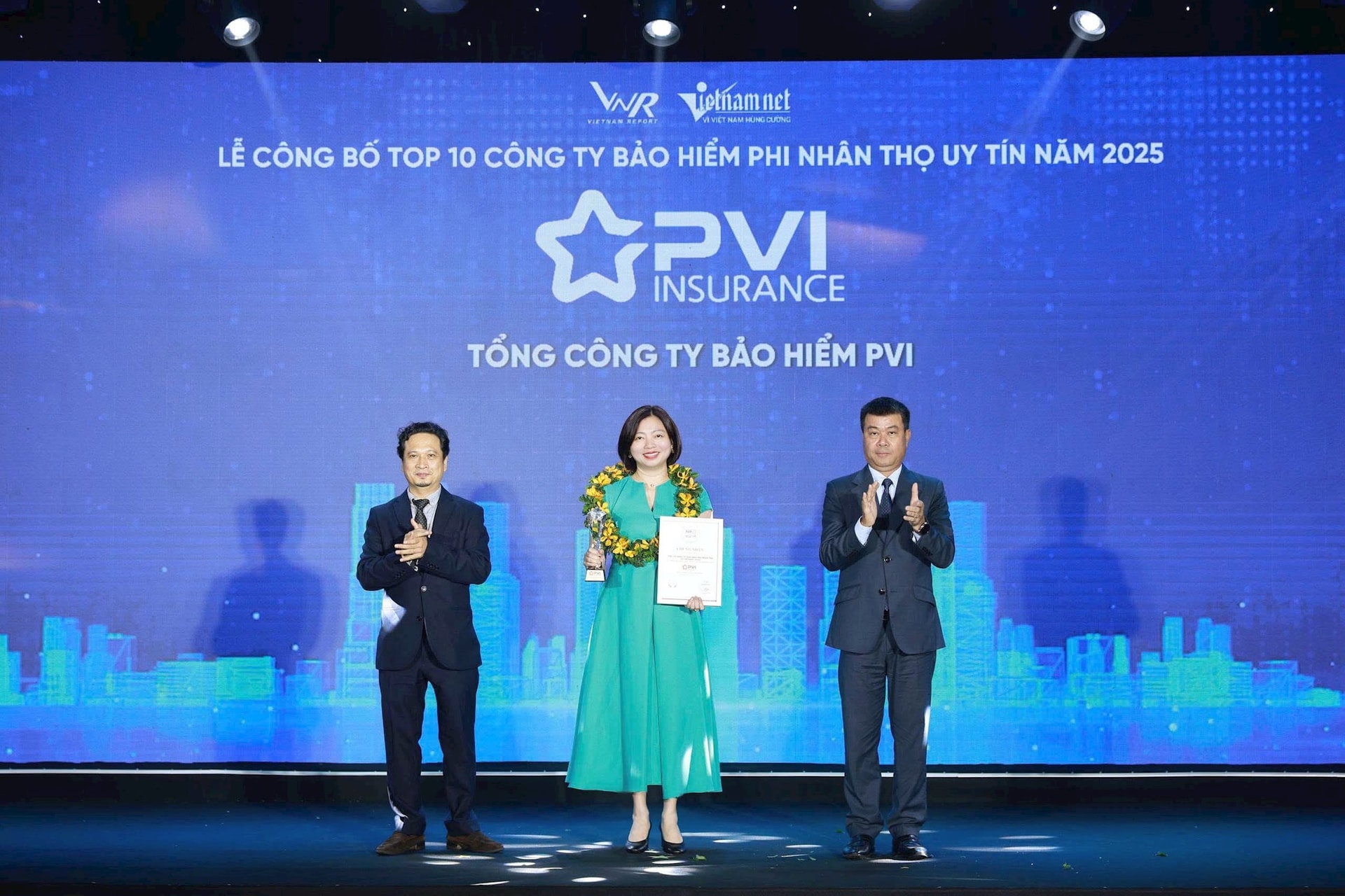 ba-nguyen-vu-tam-pho-tong-giam-doc-bao-hiem-pvi-dai-dien-nhan-giai-thuong.jpg