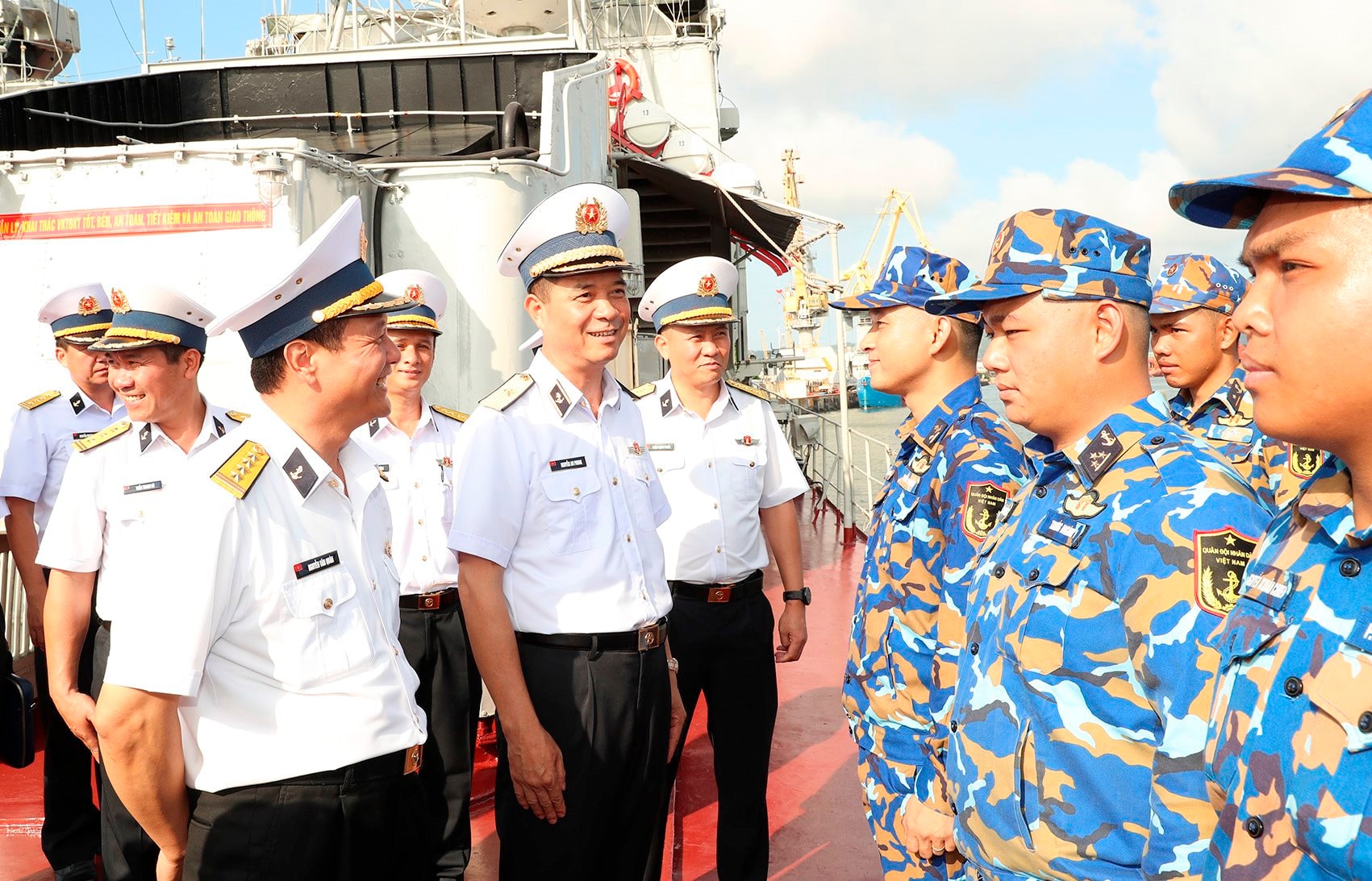 2.-can-bo-chien-si-tau-13-lu-doan-171-don-dong-chi-chinh-uy-quan-chung-va-doan-kiem-tra.jpg