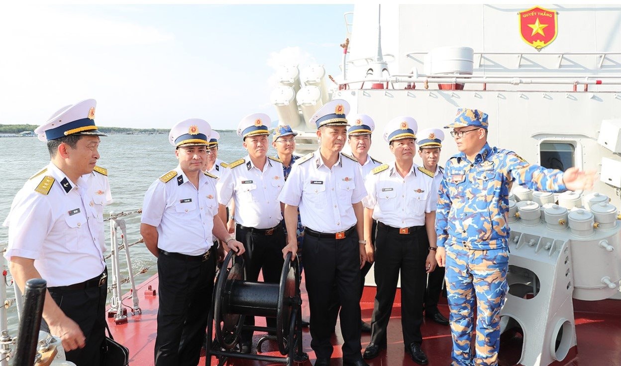 5.-thu-truong-bo-tu-lenh-quan-chung-va-cac-co-quan-chuc-nang-xuong-tham-va-kiem-tra-cac-tau-cua-lu-doan-167.jpg