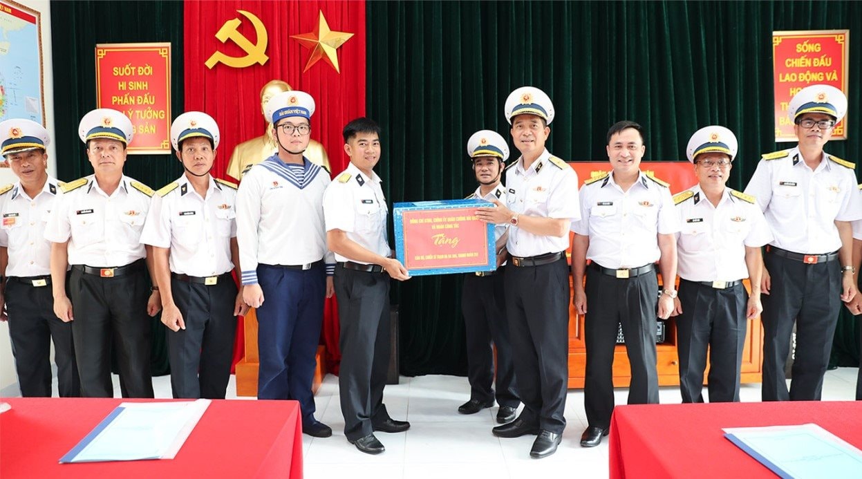 9.-thieu-tuong-nguyen-an-phong-tang-qua-cac-tram-ra-da-va-chup-hinh-luu-niem-voi-can-bo-trung-doan-251.jpg