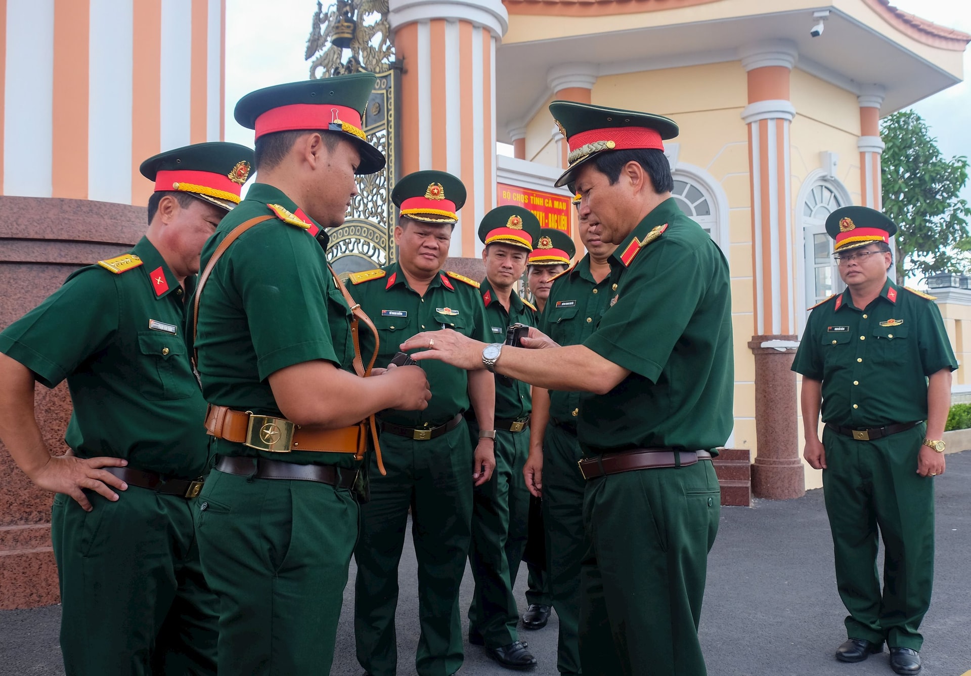 anh-1-thieu-tuong-nguyen-minh-trieu-kiem-tra-cong-tac-canh-phong-tai-ban-chi-huy-phon-thu-khu-vuc-1-bac-lieu-.jpg