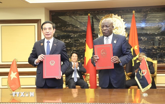 ttxvn-chu-tich-nuoc-luong-cuong-va-tong-thong-angola-chung-kien-le-ky-van-kien-hop-tac-giua-hai-nuoc-8196818-1.jpg