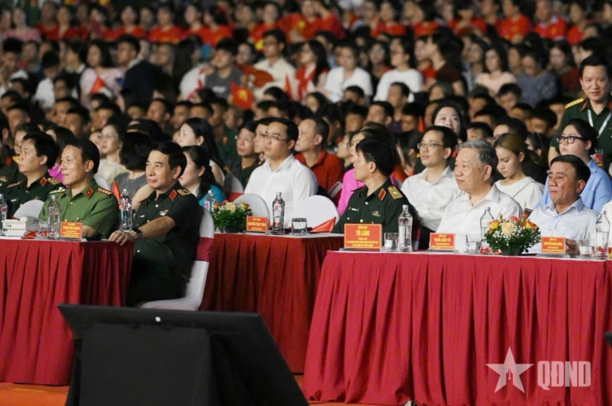 'Dưới cờ vinh quang': Kết nối quá khứ, hiện tại, tương lai trong xúc cảm và tự hào- Ảnh 3.