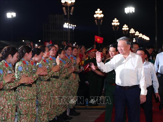 'Dưới cờ vinh quang': Kết nối quá khứ, hiện tại, tương lai trong xúc cảm và tự hào- Ảnh 1.