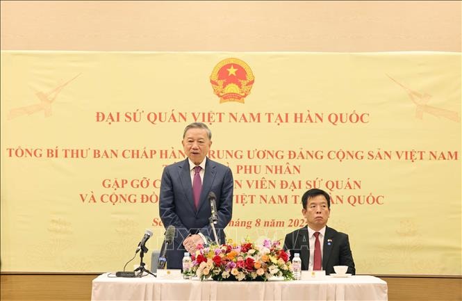 Tổng Bí thư Tô Lâm gặp gỡ cán bộ, nhân viên Đại sứ quán và cộng đồng người Việt Nam tại Hàn Quốc- Ảnh 1.