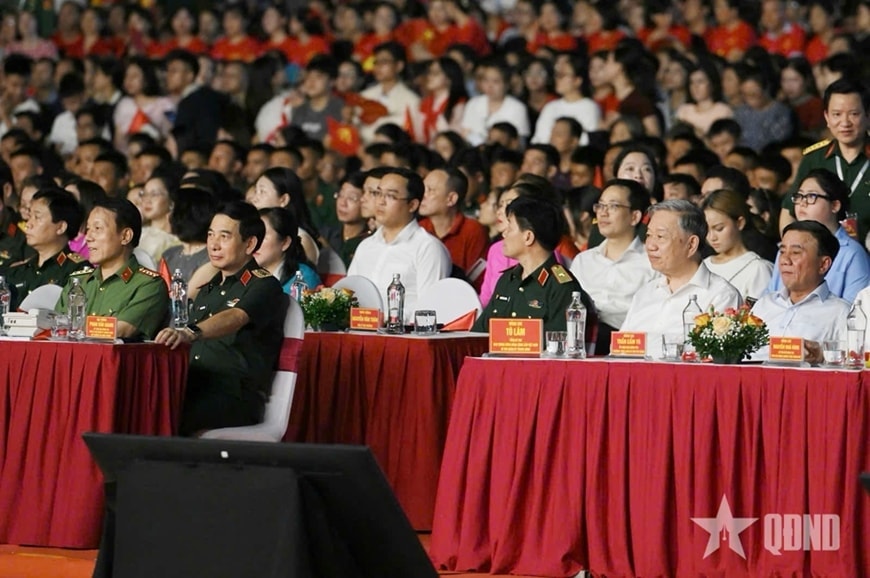 'Dưới cờ vinh quang': Kết nối quá khứ, hiện tại, tương lai trong xúc cảm và tự hào- Ảnh 3.