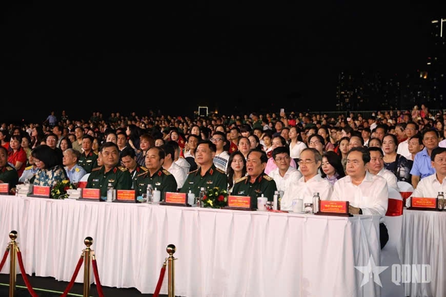 'Dưới cờ vinh quang': Kết nối quá khứ, hiện tại, tương lai trong xúc cảm và tự hào- Ảnh 6.