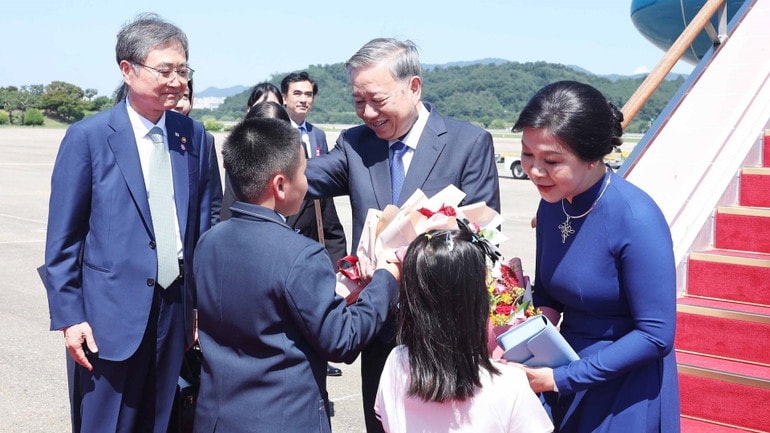vna-potal-tong-bi-thu-to-lam-va-phu-nhan-bat-dau-chuyen-tham-cap-nha-nuoc-toi-han-quoc-8201519-3239.jpg