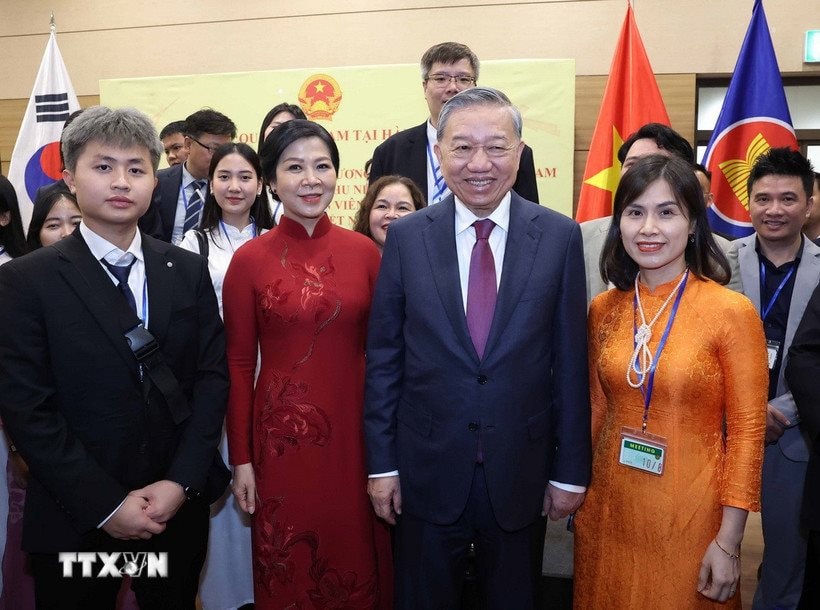 tong-bi-thu-to-lam-va-phu-nhan-tham-va-gap-go-can-bo-nhan-vien-dai-su-quan-va-cong-dong-nguoi-viet-nam-tai-han-quoc8.jpg