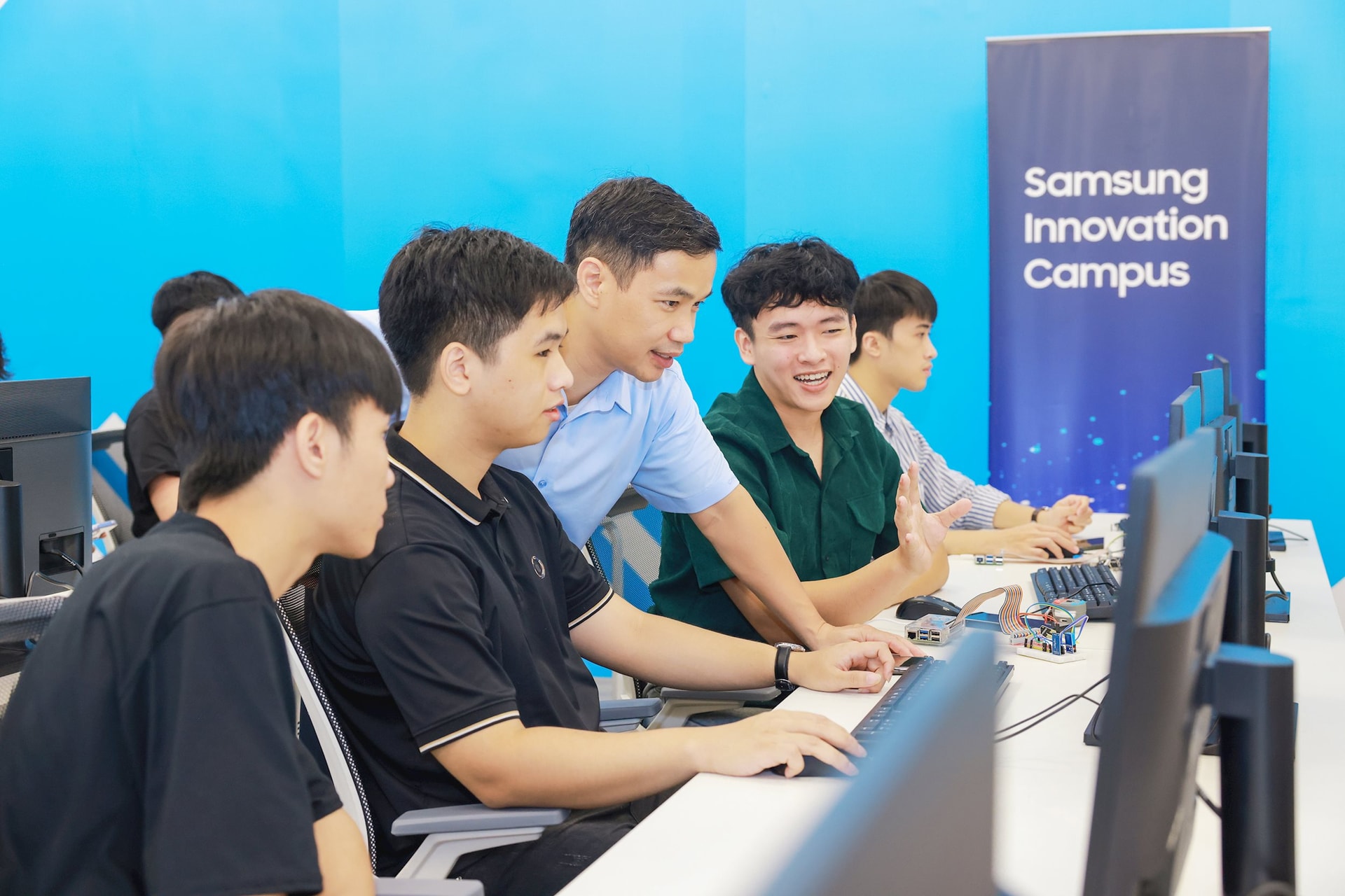 giang-vien-va-nhom-sinh-vien-chia-se-kien-thuc-tai-lop-hoc-samsung-innovation-campus.jpg