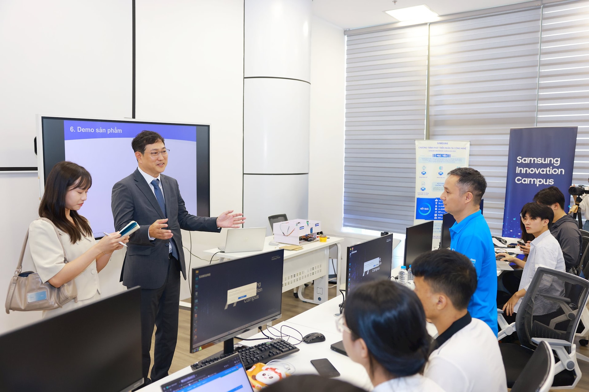 ong-kim-yong-sup-pho-tong-giam-doc-samsung-viet-nam-chia-se-tai-lop-hoc-sic-tai-nic.jpg