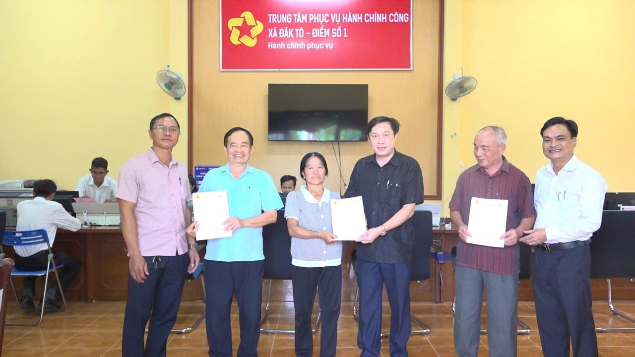 lanh-dao-xa-dak-to-trao-giay-chung-nhan-dau-tien-cho-nguoi-dan.jpg