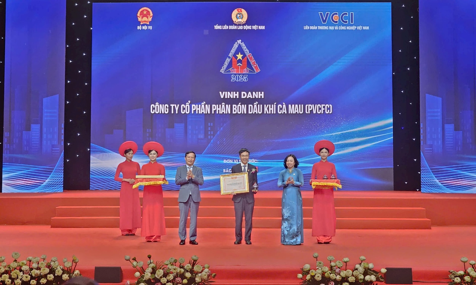 1.-ong-nguyen-duc-hanh-tv-hdqt-chu-tich-cong-doan-cong-ty-dai-dien-pvcfc-nhan-vinh-danh.jpg