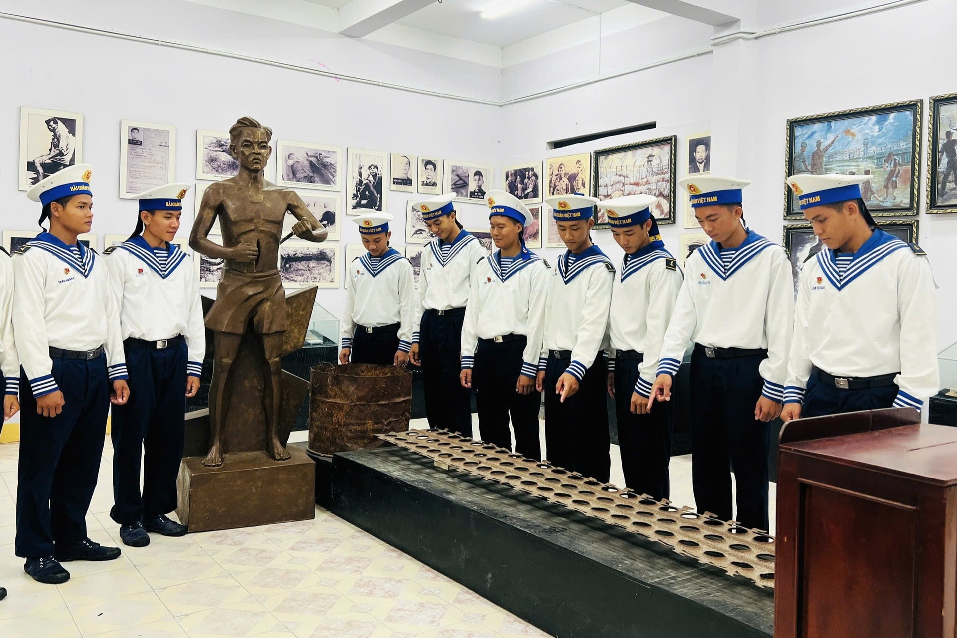 3.-cac-chien-si-tre-vung-5-hai-quan-tham-quan-tim-hieu-tai-trai-giam-phu-quoc.jpg
