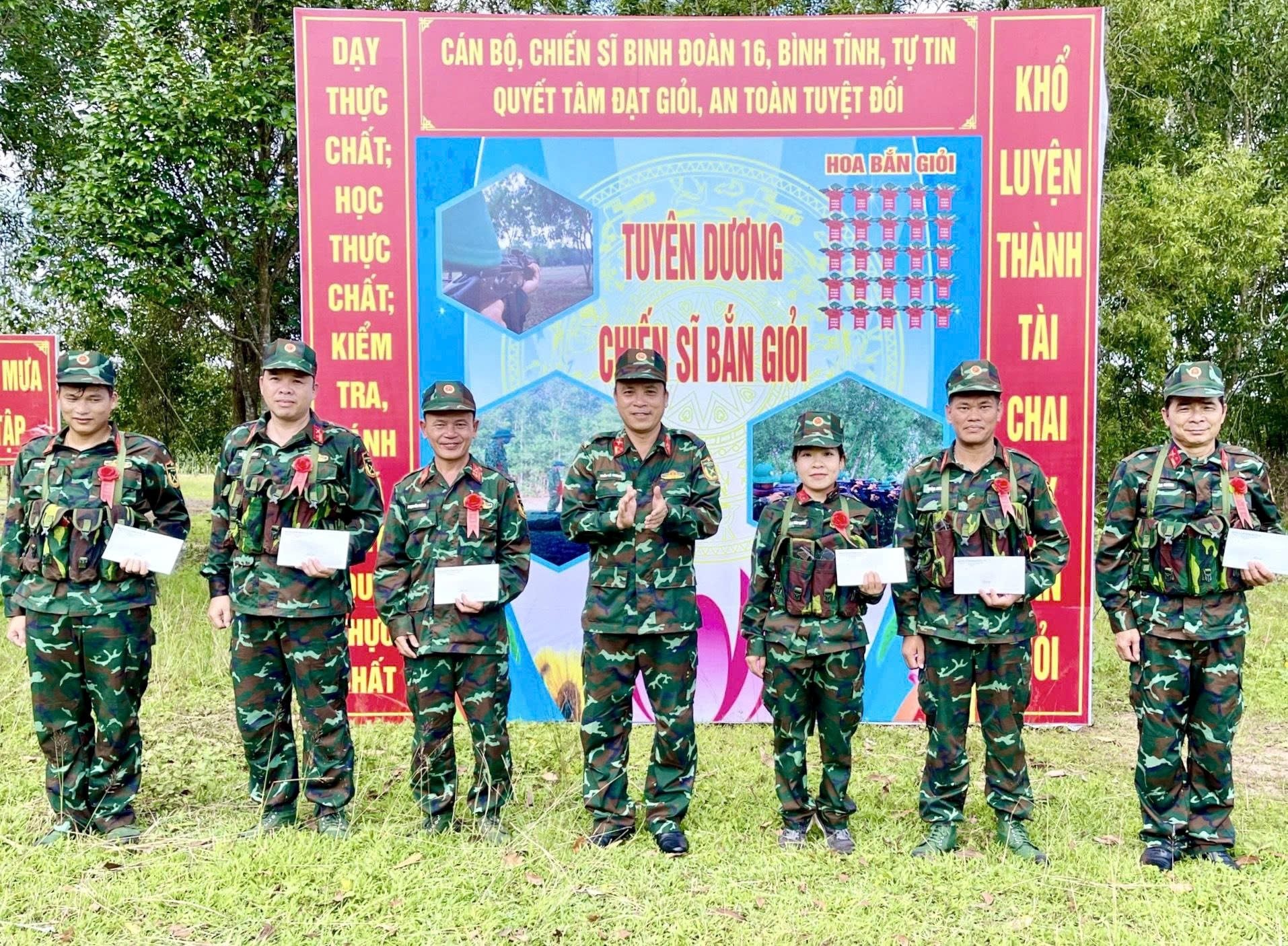 thu-truong-phong-tham-muu-binh-doan-tang-hoa-cho-cac-quan-nhan-ban-gioi.jpg