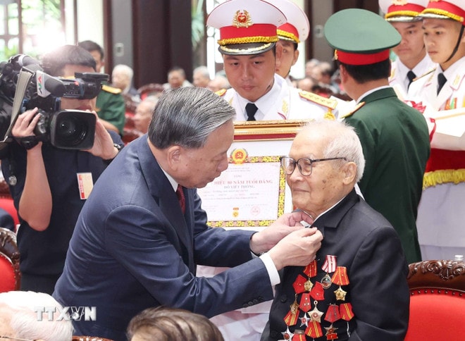 ttxvn-tong-bi-thu-chu-tri-buoi-gap-mat-cac-dong-chi-nguyen-lanh-dao-dang-nha-nuoc-18-23.jpg