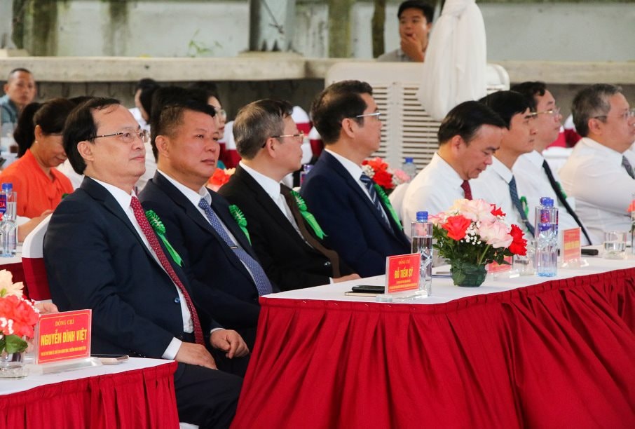 dai-bieu-tham-du.jpg