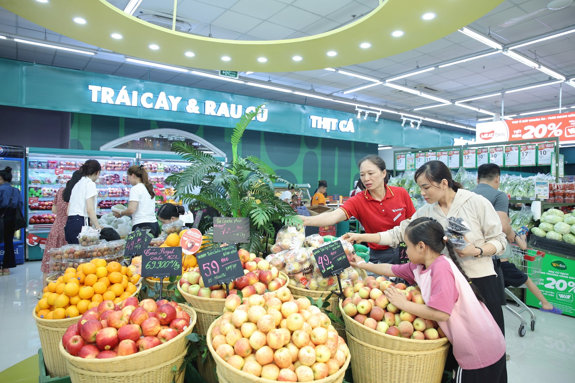 khach-hang-trai-nghiem-khong-gian-mua-sam-nong-san-tuoi-mat-tai-winmart.jpg