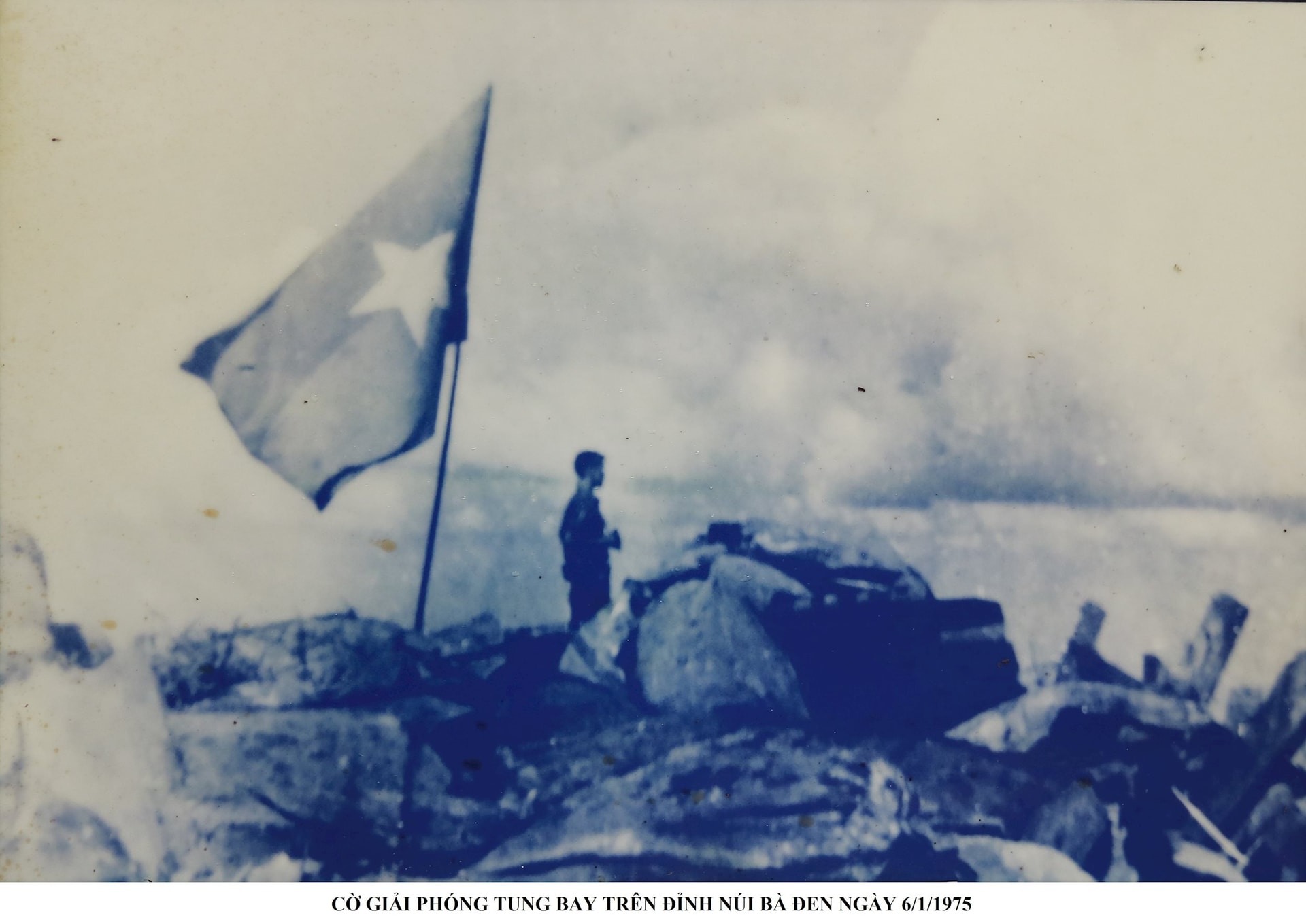 18.co-giai-phong-tung-bay-tren-dinh-nui-ba-den-6.1.1975-.jpg