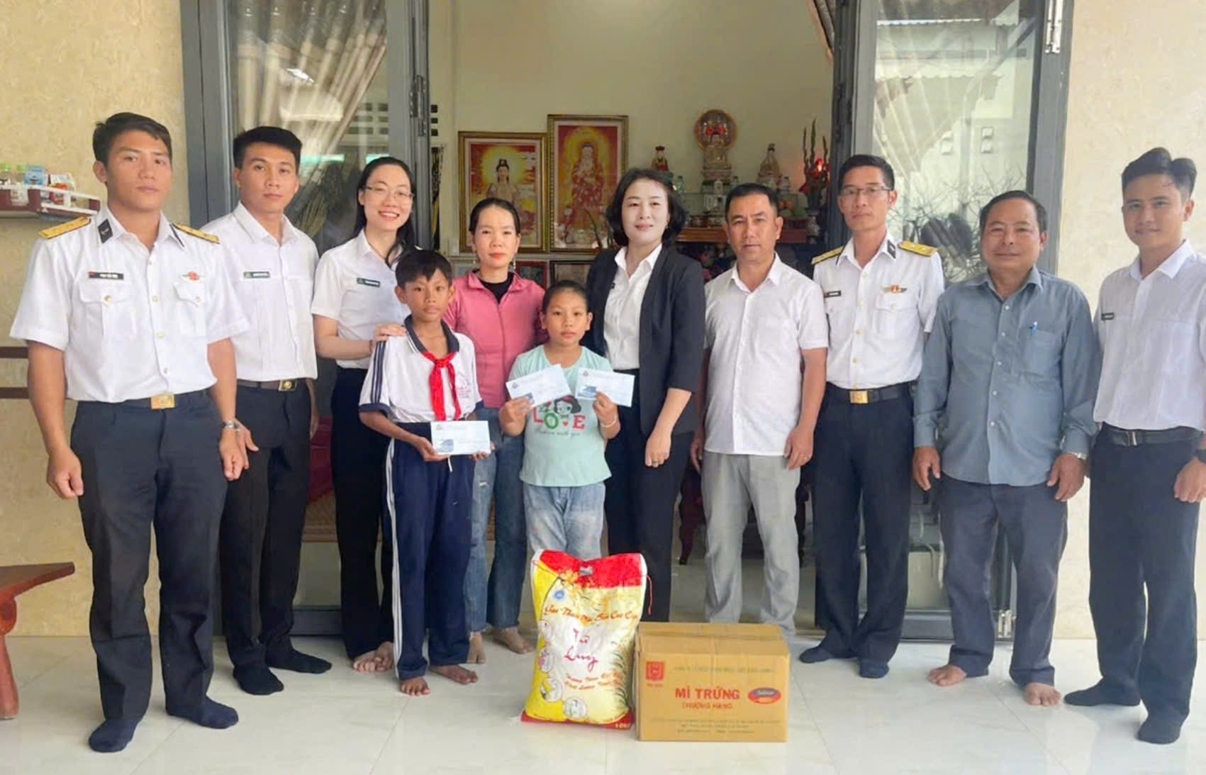 4.-lu-doan-167-tang-qua-cho-chau-le-trieu-tuan-viet-con-ngu-dan-co-hoan-canh-kho-khan-duoc-lu-doan-nhan-do-dau.jpg
