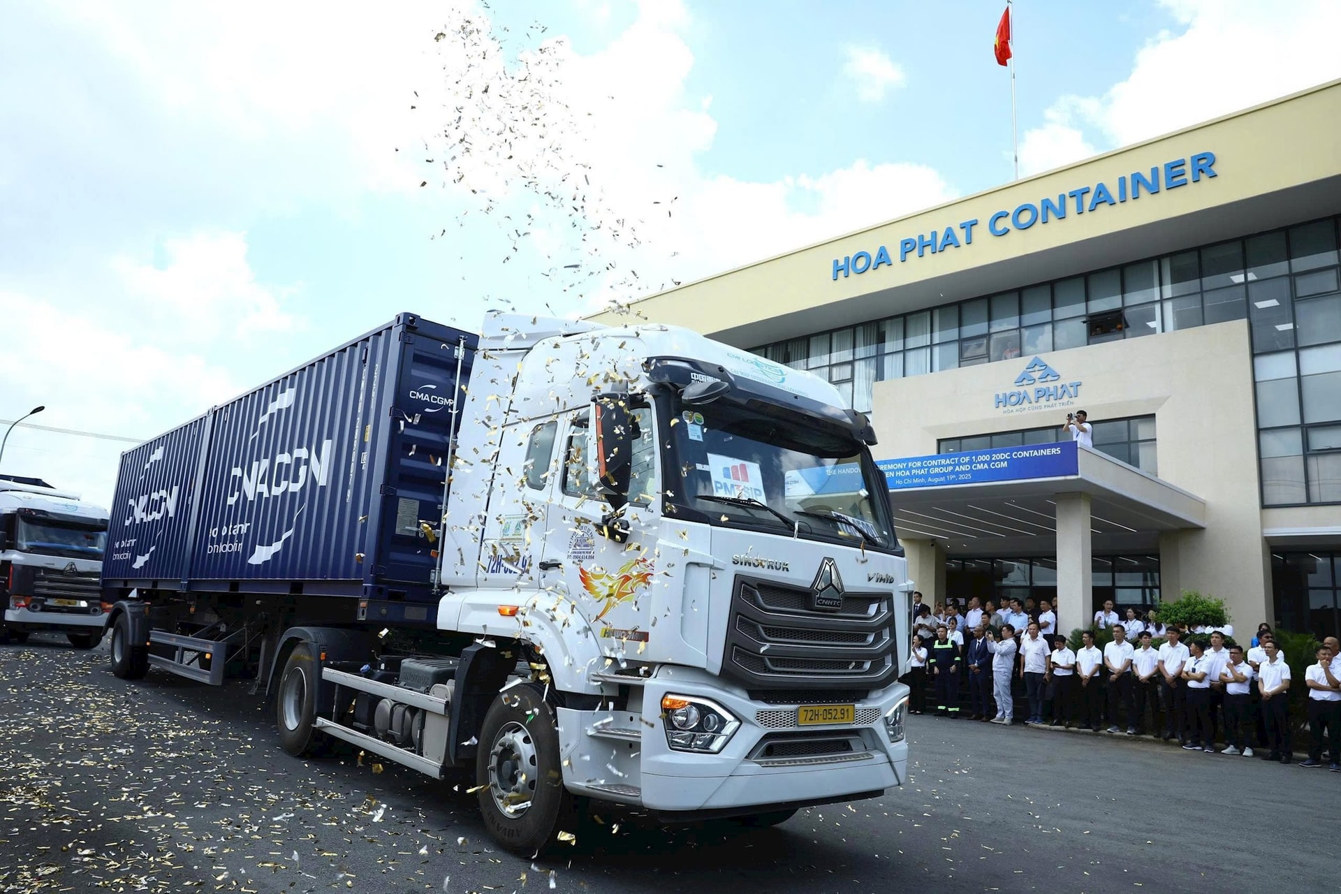 hoa-phat-ban-giao-1.000-container-cho-hang-tau-top-3-the-gioi-cma-cgm.jpg