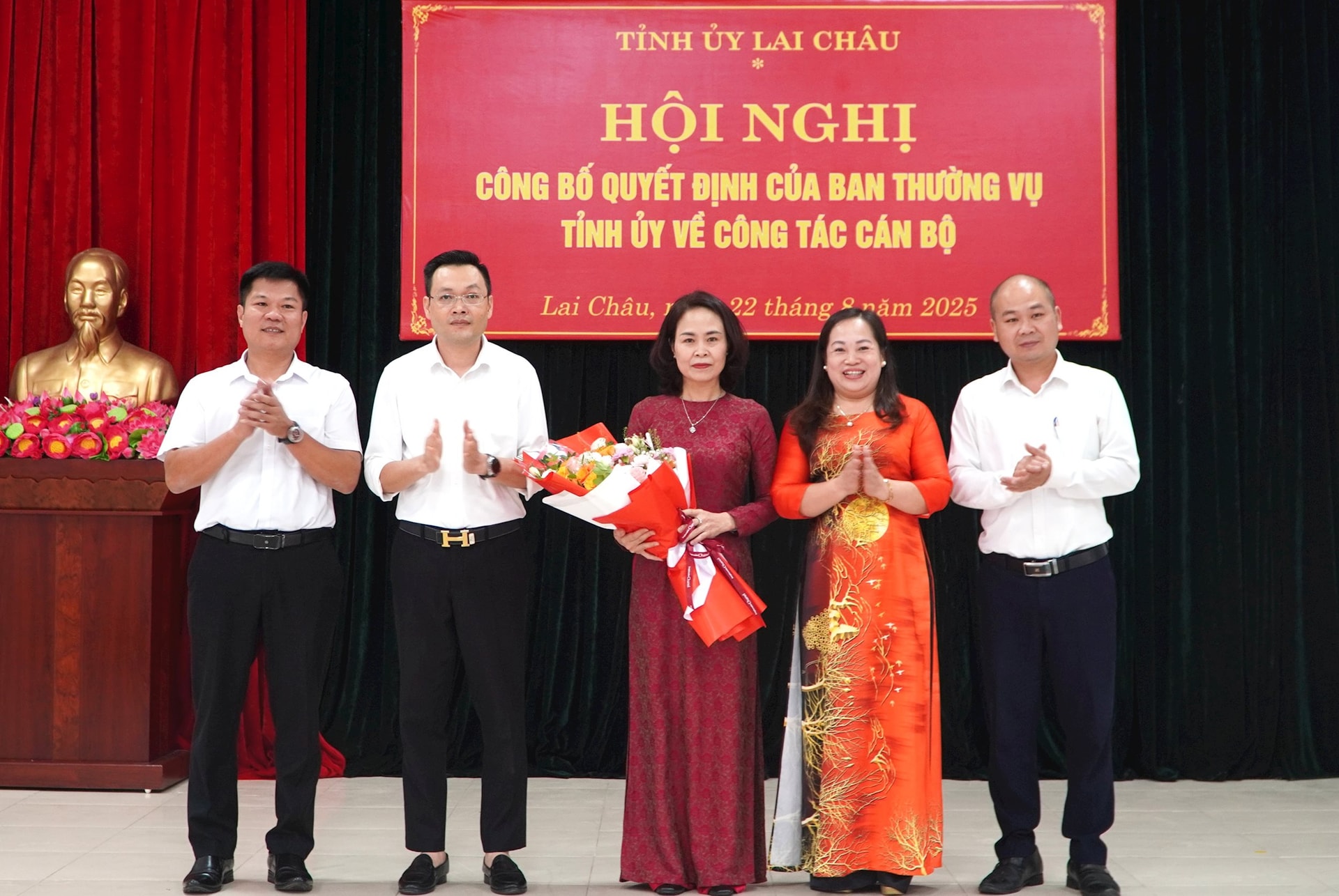 5-tang-hoa-chuc-mung.jpg