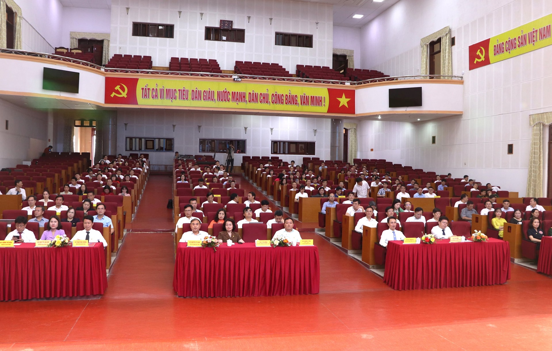 2-dai-bieu-du.jpg