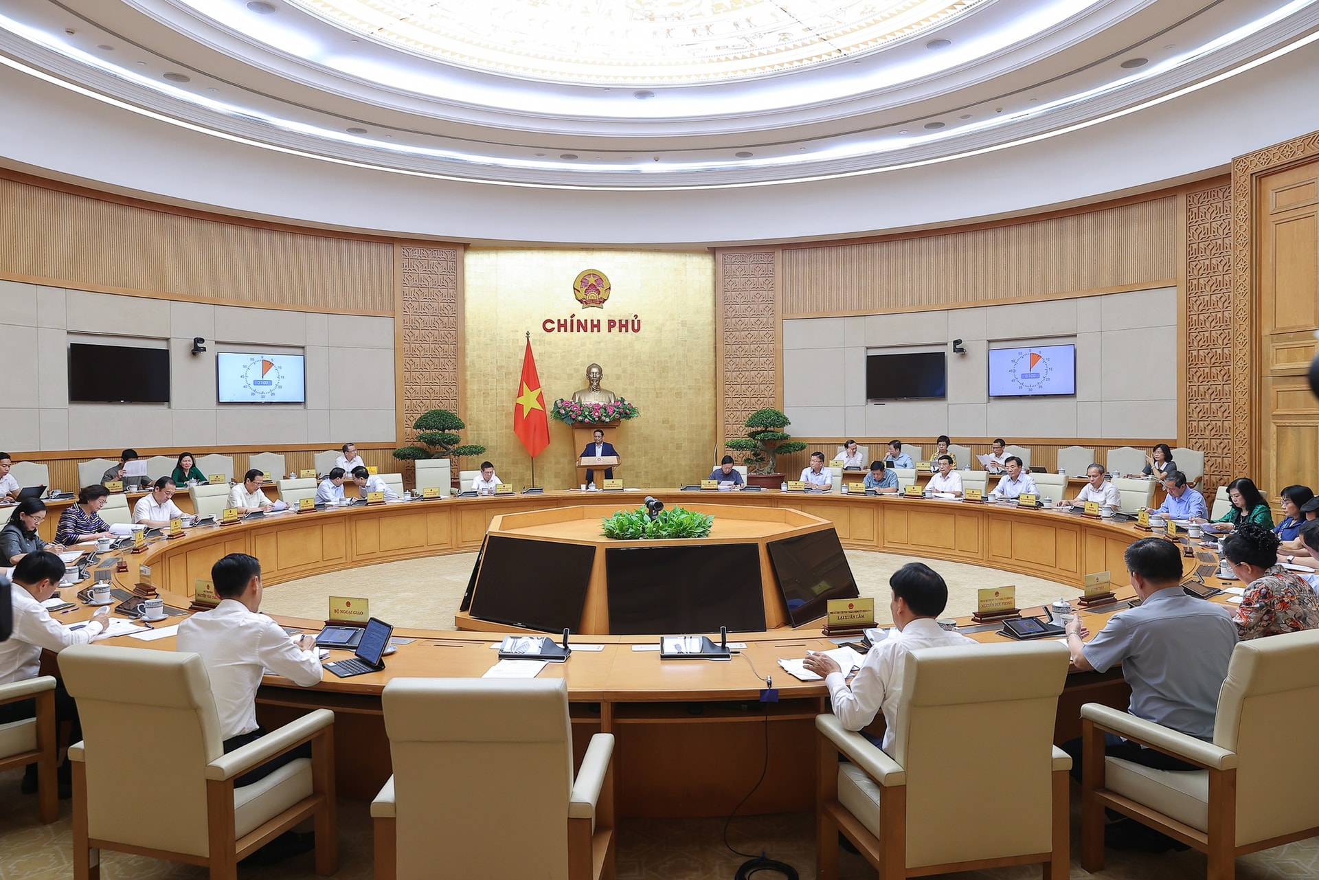 Thủ tướng Phạm Minh Chính chủ trì Hội nghị về vận hành chính quyền địa phương 2 cấp- Ảnh 2.
