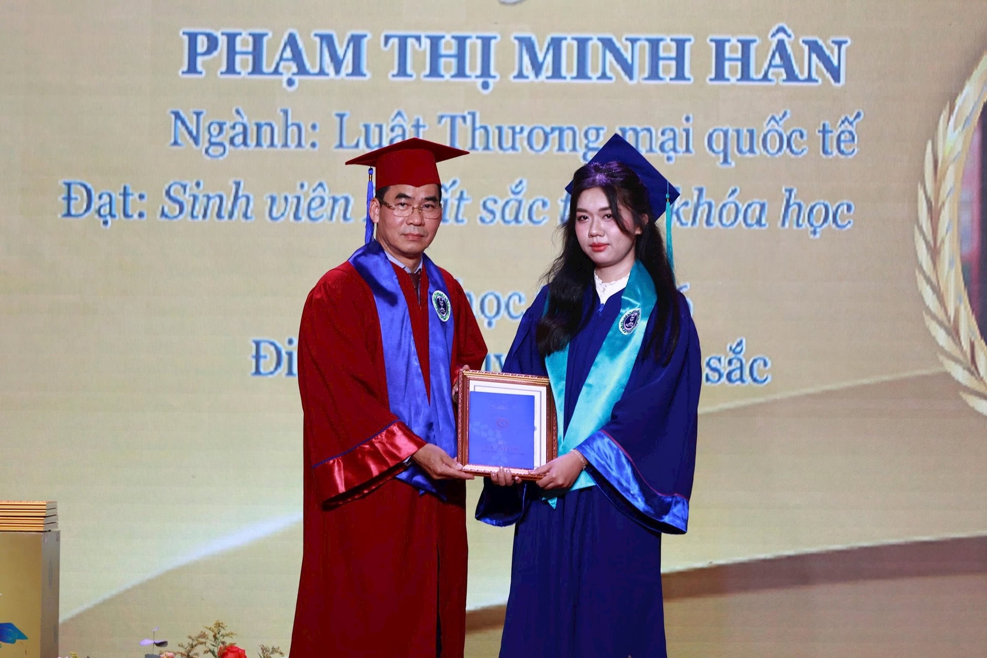 nghi-thuc-trao-bang-tai-buoi-le-1-.jpg