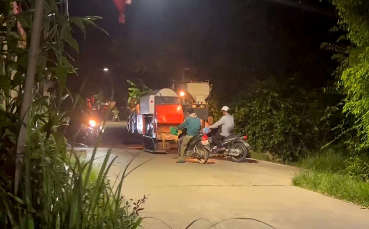 nong-dan-xuyen-dem-gat-lua-cong-nhan-moi-truong-khan-truong-cat-tia-cay-xanh-ung-pho-bao-5-1755995395403227106559.jpg