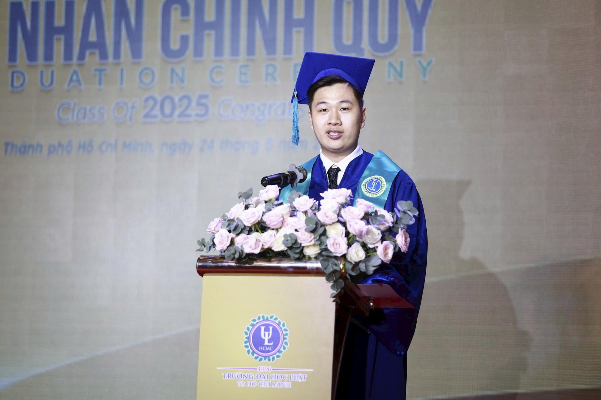 thu-khoa-toan-khoa-cao-duc-anh-co-thanh-tich-hoc-tap-xuat-sac-gpa-3.9_4.0-phat-bieu-tai-buoi-le.jpg