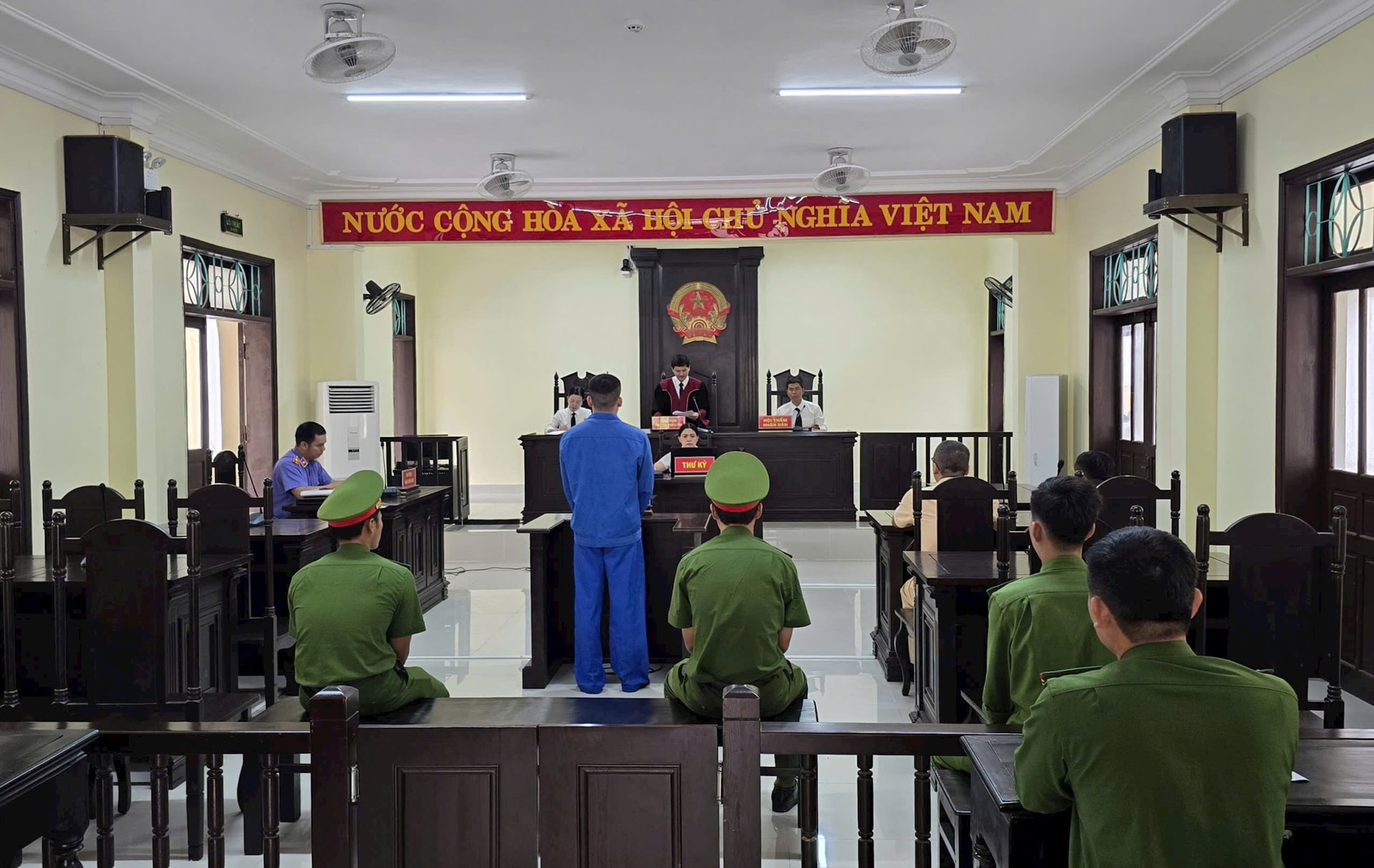 chong-nguoi-thi-hanh-cong-vu-1.jpg