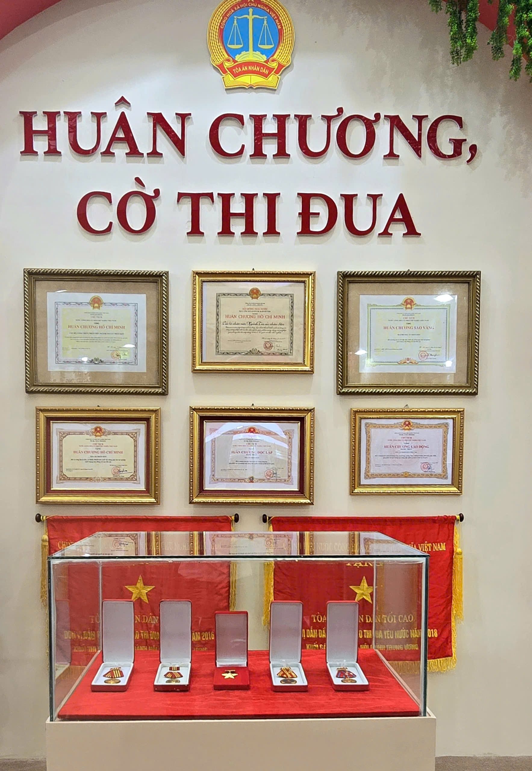 huan-chuong-co-thi-dua.jpg