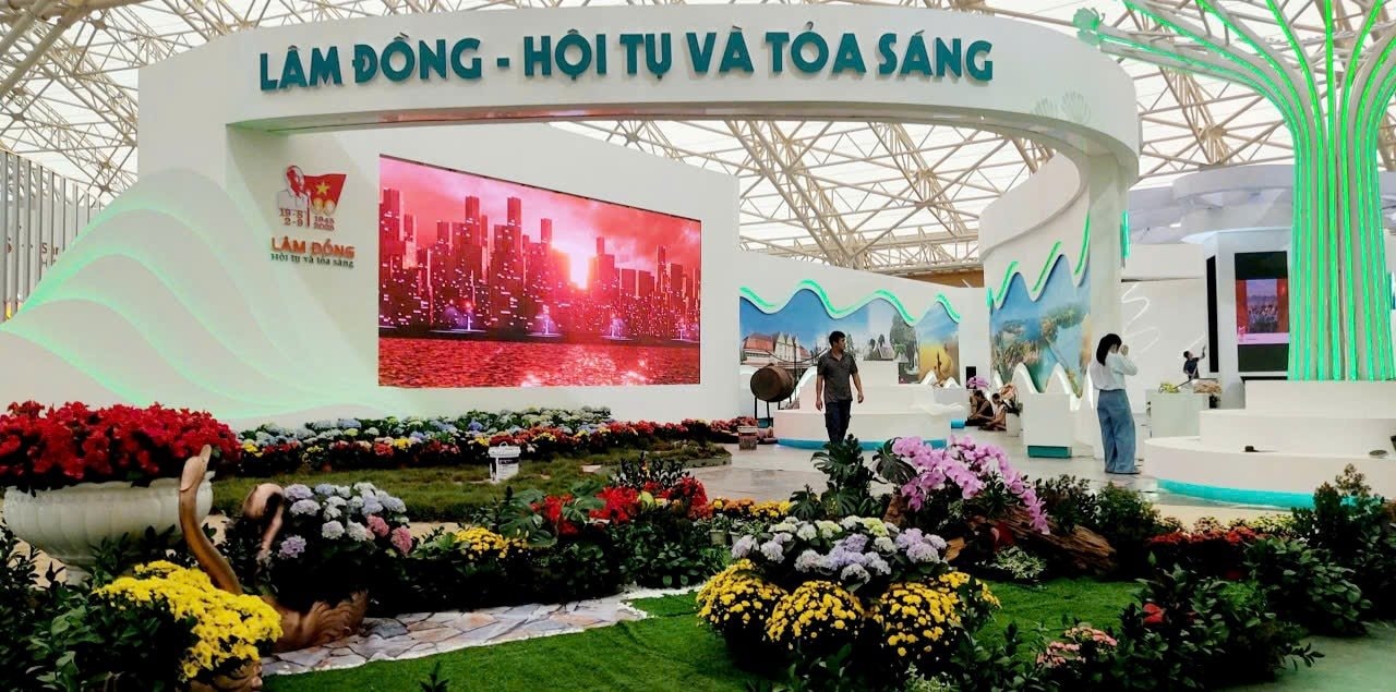 lam-dong-trien-lam-80-nam-1.jpg