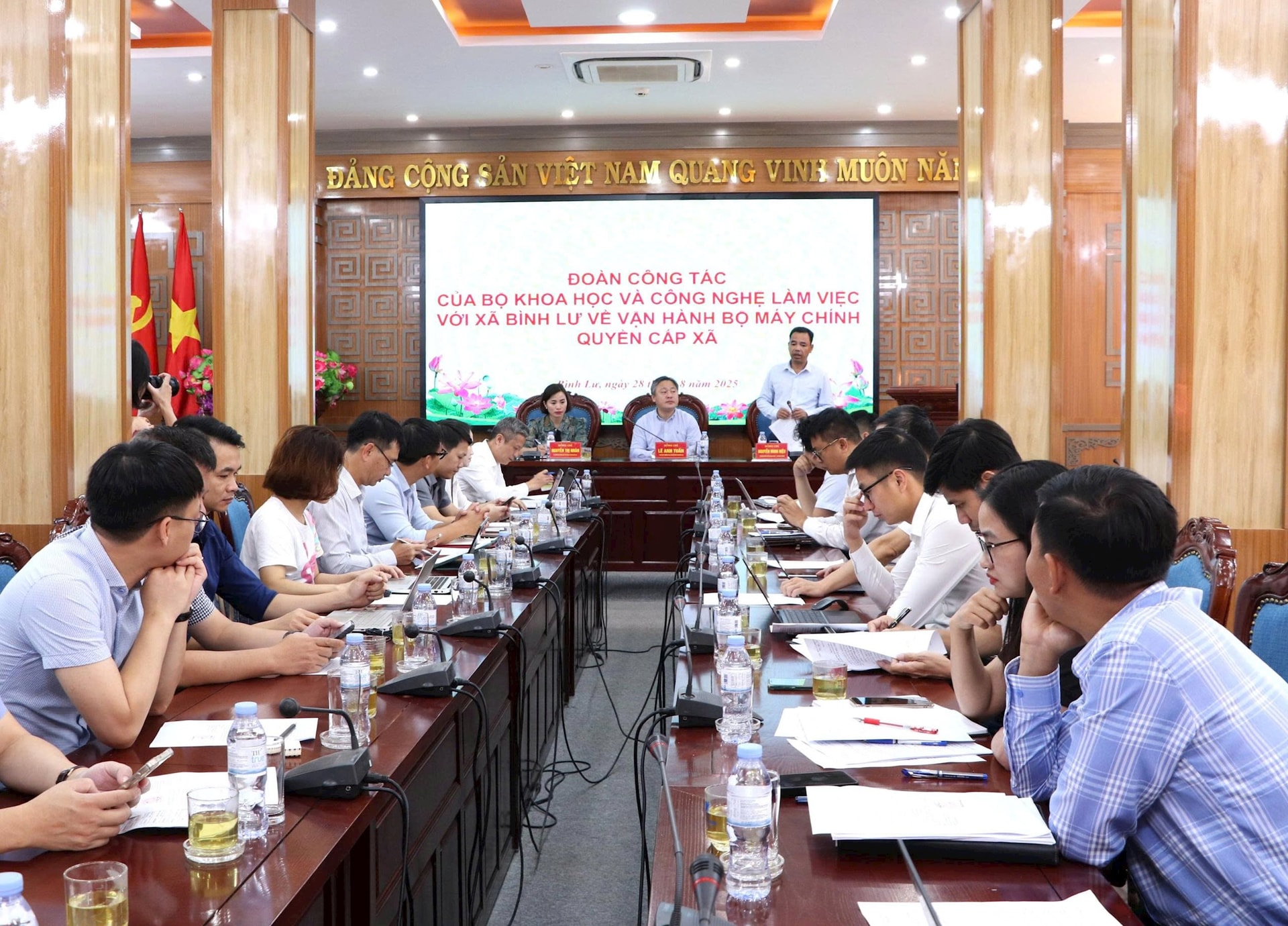 quang-canh-buoi-lam-viec.jpg