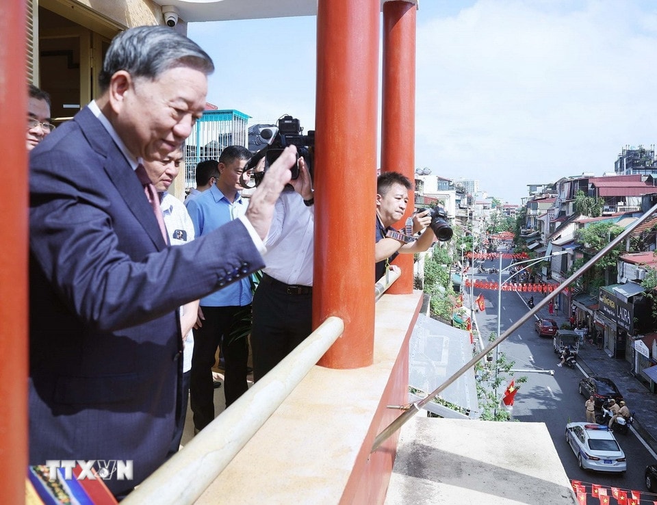 Tổng Bí thư Tô Lâm vẫy chào nhân dân. (Ảnh: Thống Nhất/TTXVN)