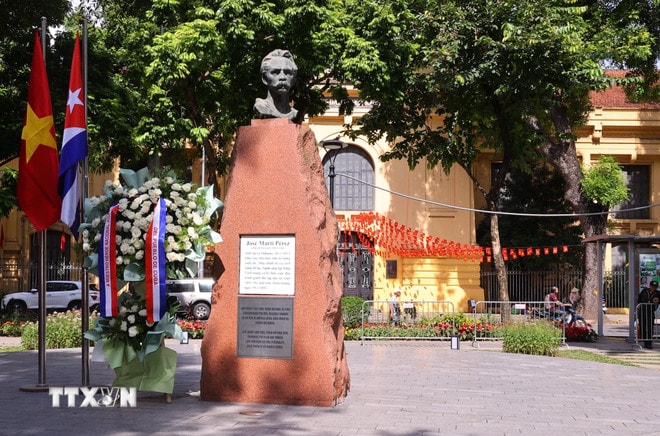 ttxvn-bi-thu-thu-nhat-chu-tich-nuoc-cuba-dang-hoa-tri-an-anh-hung-dan-toc-jose-marti-perez-tai-ha-noi-8247476-3.jpg