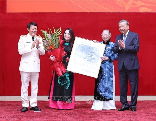 Tổng Bí thư Tô Lâm dự lễ truy tặng danh hiệu Anh hùng Lực lượng vũ trang nhân dân cho Thượng tướng Bùi Thiện Ngộ- Ảnh 4.