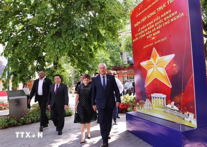 ttxvn-bi-thu-thu-nhat-chu-tich-nuoc-cuba-dang-hoa-tri-an-anh-hung-dan-toc-jose-marti-perez-tai-ha-noi-8247476-4.jpg