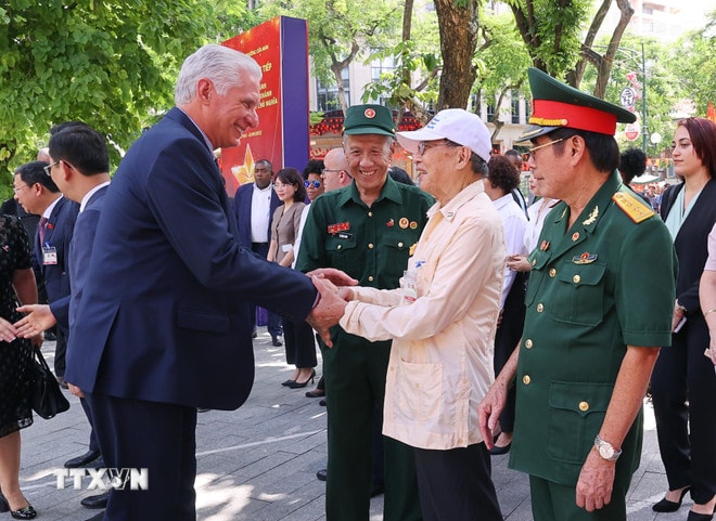 ttxvn-bi-thu-thu-nhat-chu-tich-nuoc-cuba-dang-hoa-tri-an-anh-hung-dan-toc-jose-marti-perez-tai-ha-noi-8247476-1.jpg