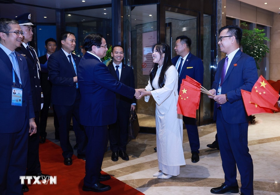 Cộng đồng người Việt Nam tại Thiên Tân đón Thủ tướng Phạm Minh Chính sang tham dự Hội nghị Thượng đỉnh Tổ chức Hợp tác Thượng Hải (SCO) 2025. (Ảnh: Dương Giang/TTXVN)