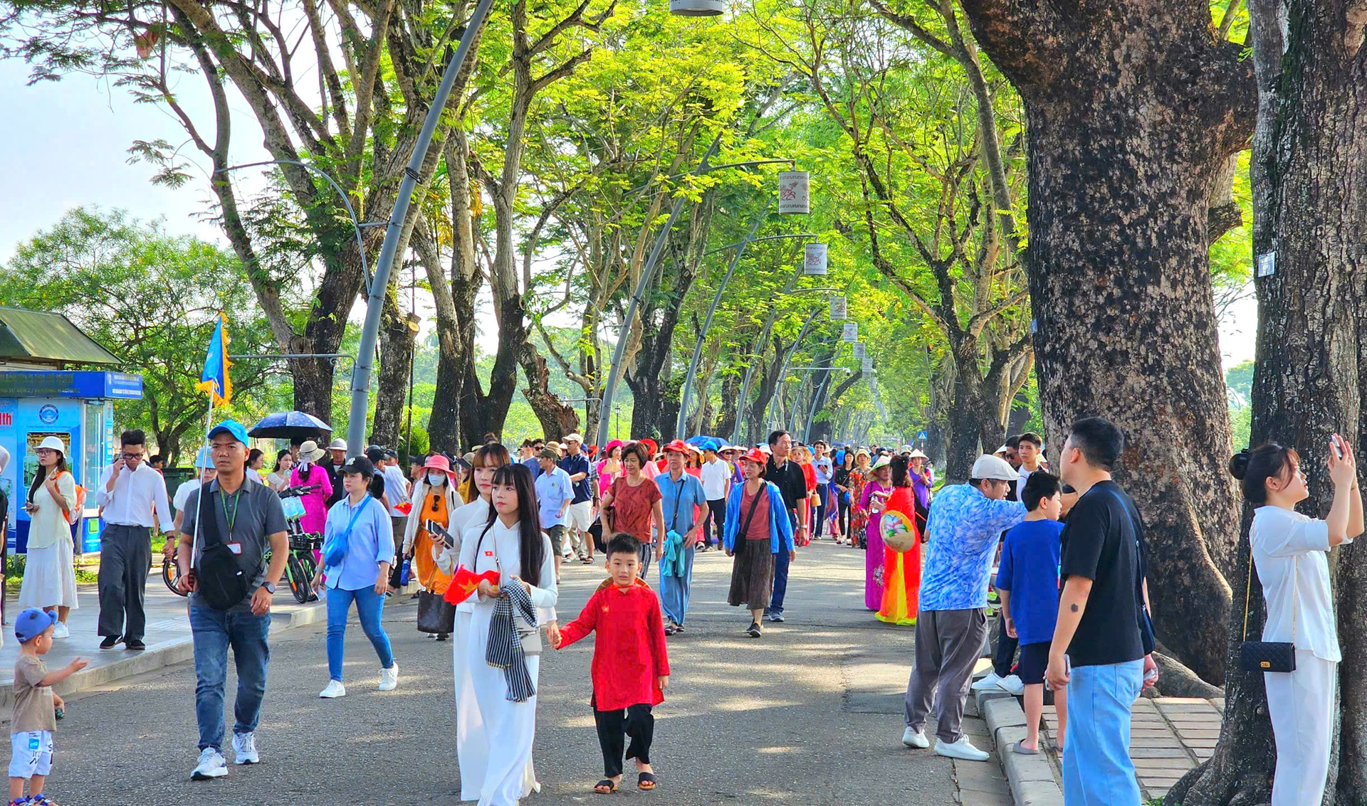 hang-van-du-khach-tham-quan-di-tich-bai-bien-dong-nghit-nguoi-dip-nghi-le-o-hue-17460757719431689348.png