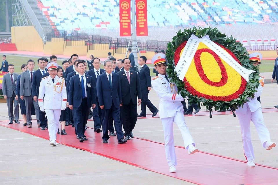Ủy viên trưởng Nhân đại toàn quốc Trung Quốc Triệu Lạc Tế và Đoàn đại biểu cấp cao Đảng, Nhà nước Trung Quốc đến đặt vòng hoa và vào Lăng viếng Chủ tịch Hồ Chí Minh. (Ảnh: An Đăng/TTXVN)