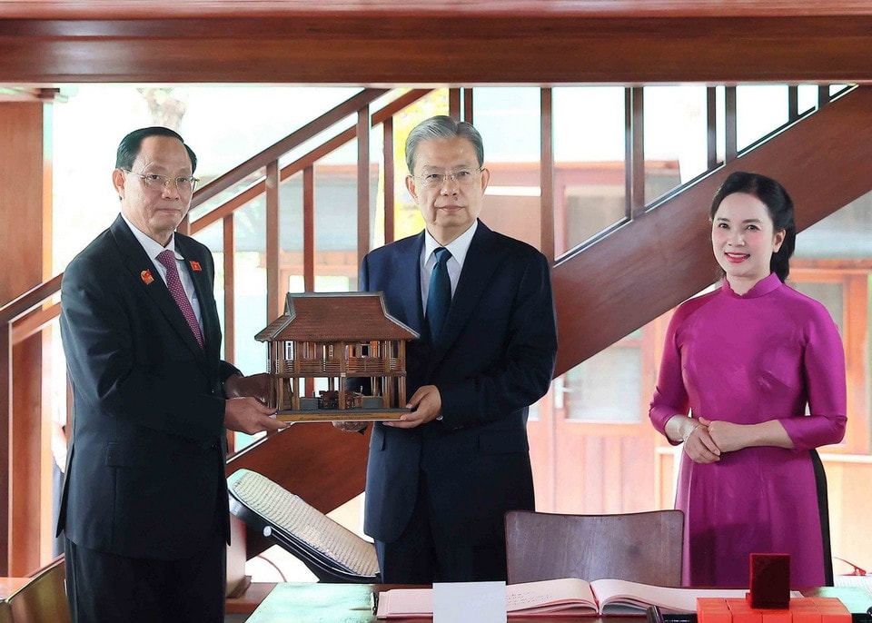 Ủy viên trưởng Nhân đại toàn quốc Trung Quốc Triệu Lạc Tế trao tặng phẩm cho Khu di tích Chủ tịch Hồ Chí Minh tại Phủ Chủ tịch. (Ảnh: An Đăng/ TTXVN)