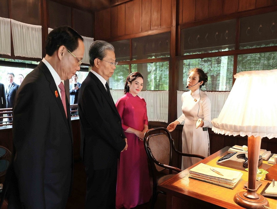 Ủy viên trưởng Nhân đại toàn quốc Trung Quốc Triệu Lạc Tế thăm Nhà sàn Bác Hồ. (Ảnh: An Đăng/TTXVN)